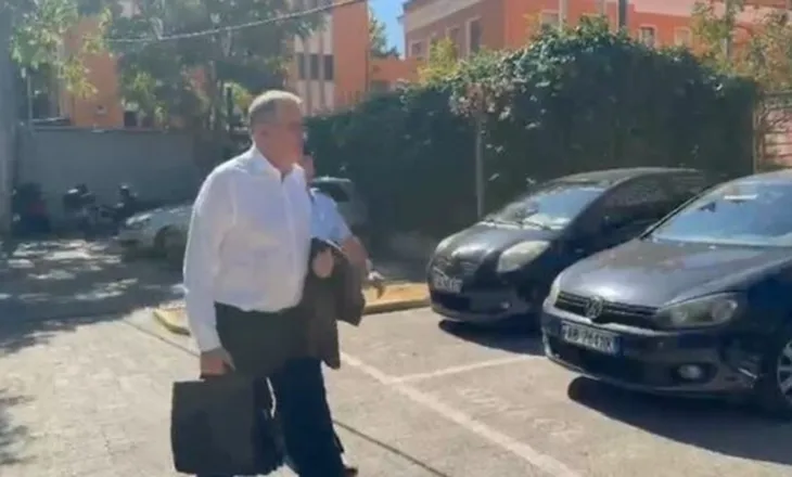 ‘SASPAC’/ I shoqëruar nga një efektiv policie, ish-ministri Beqaj paraqitet në GJKKO (VIDEO)