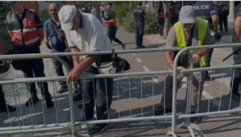 Seanca në Kuvend, Policia ”blindon” me gardh metalik rrugën
