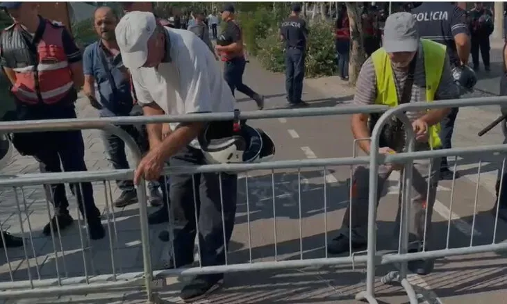 Seanca në Kuvend, Policia ”blindon” me gardh metalik rrugën