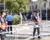 Seancë brenda, protestë jashtë! Policia rrethon me gardh metalik Parlamentin