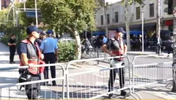 Seancë brenda, protestë jashtë! Policia rrethon me gardh metalik Parlamentin