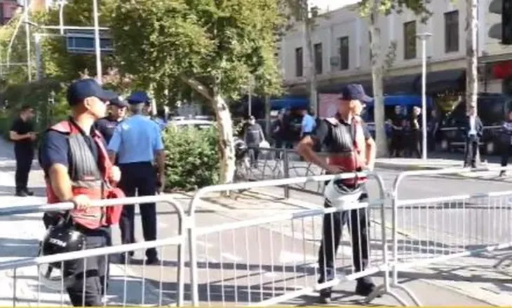 Seancë brenda, protestë jashtë! Policia rrethon me gardh metalik Parlamentin