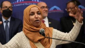 Sekretari i Sigurisë Kombëtare të SHBA-ve akuzon përfaqësuesen demokrate Ilhan Omar se “është martuar me vëllanë e saj”!