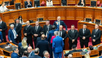 Sekretet shtetërore iu dhanë krimit të organizuar, PS refuzon debatin për skandalin e SHISH, opozita bllokon foltoren