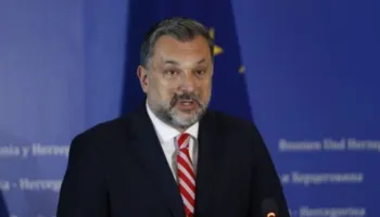 Serbia nderoi me ceremoni varrimin e “Kasapit të Ballkanit” Mlladiç, Bosnja tërheq stafin e Ambasadës nga Beogradi!
