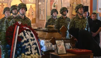 Serbia pritet ta varrosë me nderime shtetërore të dënuarin për gjenocid, Ratko Mlladiq