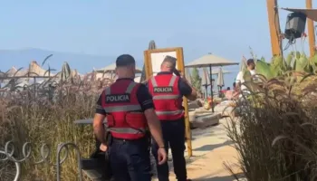 Sherr dhe përleshje mes dy grupeve në një ‘beach bar’ në Lungomaren e Vlorës, Policia në kërkim të një prej autorëve!