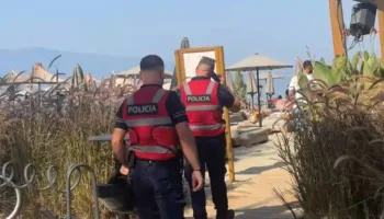 Sherr në një beach bar në Lungomare, disa persona shoqërohen nga Policia, në kërkim të tjerët