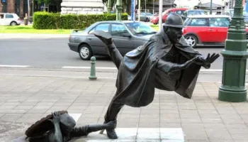 SHIKONI 11 skulptura të çuditshme, të pazakonta, por interesante (Foto)