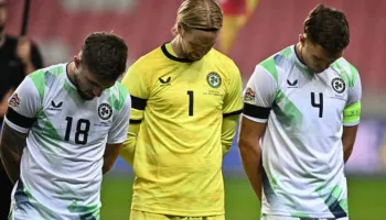 Shiritë të zinj në krahë, kokën ulur gjatë himnit të Izraelit; proteston Irlanda