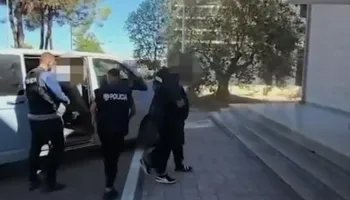 Shisnin kokainë me motorin e shpërndarjes së ushqimeve, arrestohen 2 të rinjtë në Lushnjë (EMRAT-VIDEO)