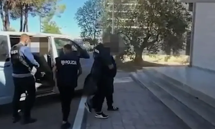 Shisnin kokainë me motorin e shpërndarjes së ushqimeve, arrestohen 2 të rinjtë në Lushnjë (EMRAT-VIDEO)