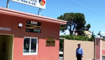 Shisnin kokainë me motorin e shpërndarjes së ushqimit, arrestohen dy persona në Lushnjë (Emrat)