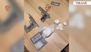 “Shkolla të pastra” në Tiranë| 28-vjeçari në pranga, 235 doza kokainë dhe 2 pistoleta sekuestruar