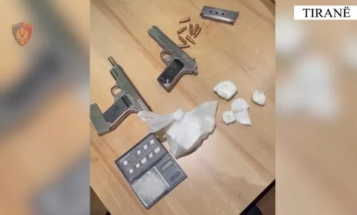 “Shkolla të pastra” në Tiranë| 28-vjeçari në pranga, 235 doza kokainë dhe 2 pistoleta sekuestruar