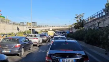 Shkollat hapin dyert, Tiranën e “paralizon” trafiku, kaos në akset kryesore