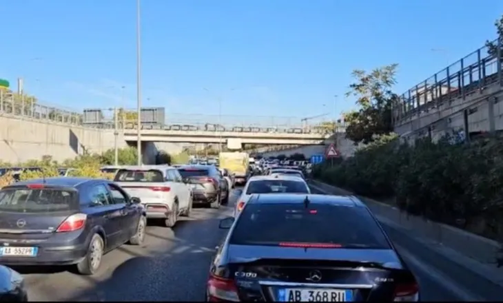 Shkollat hapin dyert, Tiranën e “paralizon” trafiku, kaos në akset kryesore