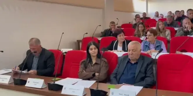 Shkrirja e Bashkisë/ Këshilli bashkiak i Maliqit voton kundër bashkimit me Korçën!