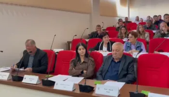 Shkrirja me Korçën/ Këshilltarët bashkiakë të Maliqit votojnë kundër bashkimit, vetëm 1 votë pro