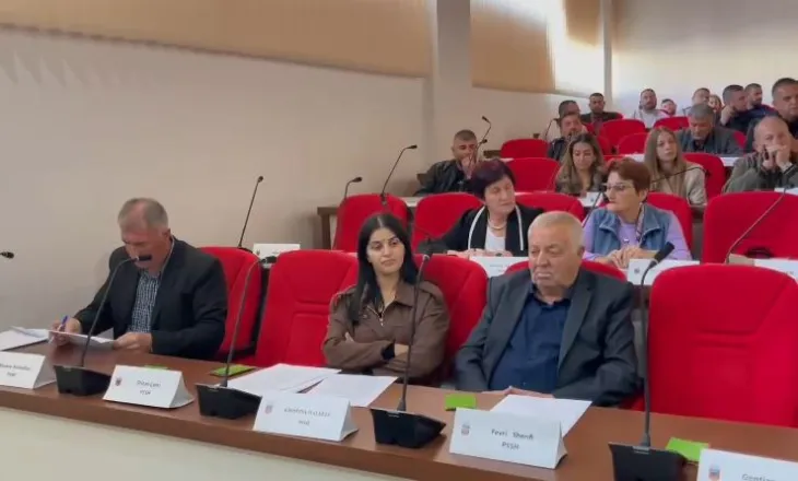 Shkrirja me Korçën/ Këshilltarët bashkiakë të Maliqit votojnë kundër bashkimit, vetëm 1 votë pro