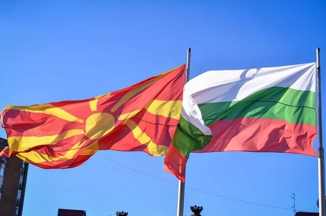 Shkupi në telashe gjeopolitike, “Euractiv”: Maqedonia e Veriut rrezikon veto të re nga Bullgaria!