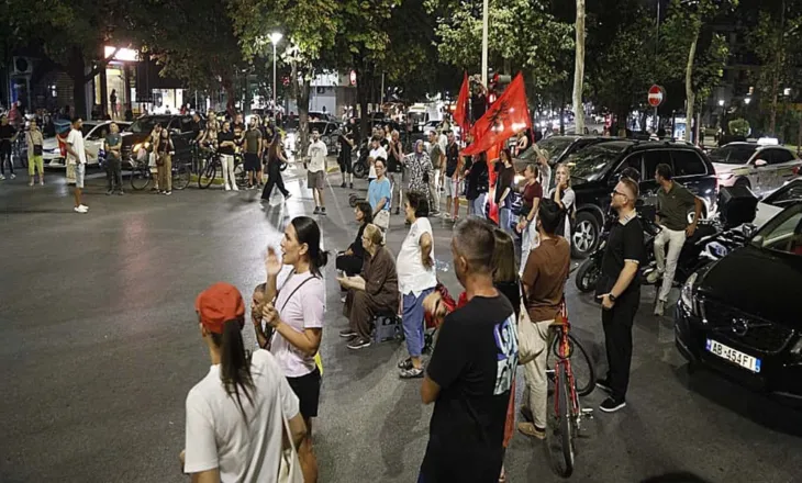 SHOKUESE/ Bllokuan rrugët dhe sulmuan një makinë…Policia: Tre protestues me drogë në xhepa