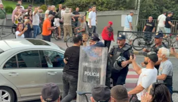 Shoqërohen Adriatik Lapaj dhe Shpend Gashi/ Protestuesit gjuajnë me vezë makinën e deputetes Ilva Gjuzi