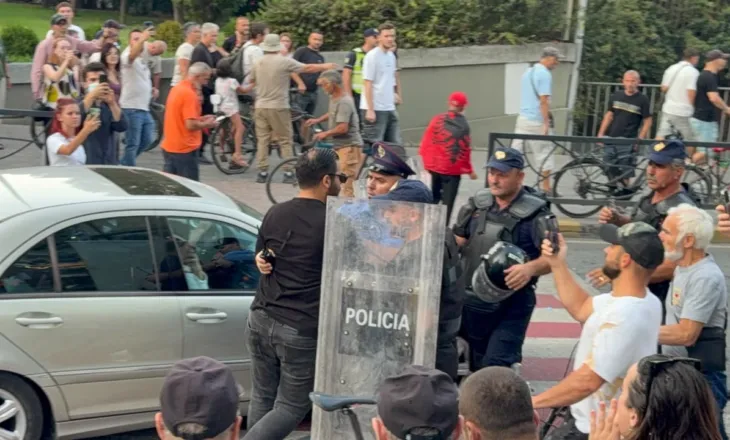 Shoqërohen Adriatik Lapaj dhe Shpend Gashi/ Protestuesit gjuajnë me vezë makinën e deputetes Ilva Gjuzi