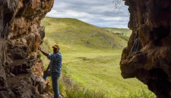 Shpella australiane zbulon gjurmë ritualesh të lashta që datojnë 25 mijë vjet më parë
