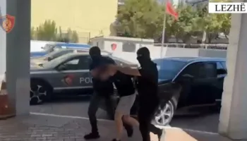 Shpërndanin kokainë me makinë në qytetin e Laçit, “Destinacioni” prangos 2 të rinjtë nga Tirana dhe Laçi! Hetime se nga e gjenin drogën (VIDEO)