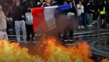 Shpërthejnë protestat masive në Francë, mësuesit dhe zjarrfikësit në grevë, gjimnazistët i bashkohen tubimeve