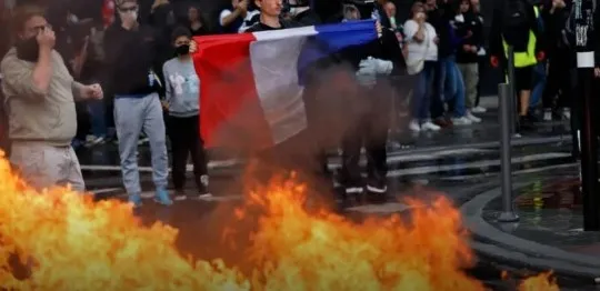 Shpërthejnë protestat masive në Francë, mësuesit dhe zjarrfikësit në grevë, gjimnazistët i bashkohen tubimeve