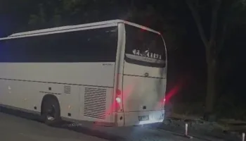 Shpërthen dhuna pas ndeshjes, tifozët e Vllaznisë godasin autobusin e ekipit të Teutës dhe i thyejnë xhamat!