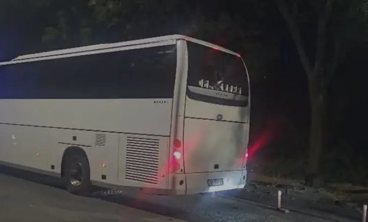 Shpërthen dhuna pas ndeshjes, tifozët e Vllaznisë godasin autobusin e ekipit të Teutës dhe i thyejnë xhamat!