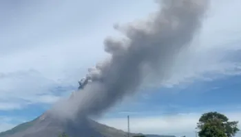Shpërthen vullkani në ishullin e Indonezisë, ndërpriten fluturimet