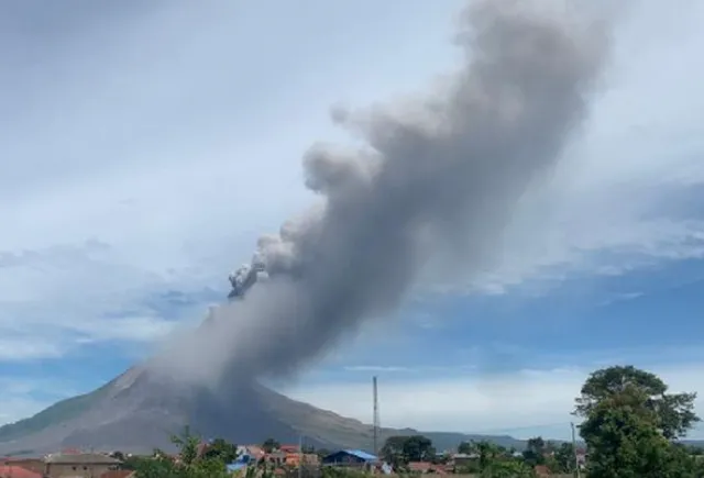 Shpërthen vullkani në ishullin e Indonezisë, ndërpriten fluturimet