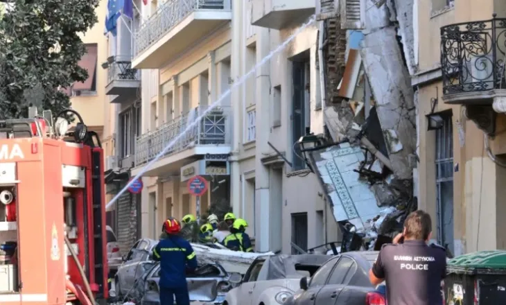 Shpërthimi i fuqishëm në Athinë, gjashtë persona nën rrënoja, mes tyre dhe 3 shqiptarë! Dy pistat e dyshuara të policisë greke
