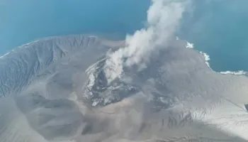 Shpërthimi i vullkanit në Indonezi, mbi 2 mijë fluturime të anuluara dhe 270 mijë pasagjerë të bllokuar në aeroporte