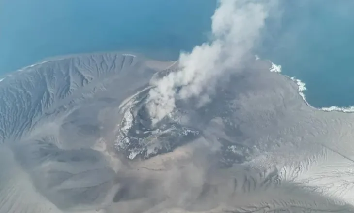 Shpërthimi i vullkanit në Indonezi, mbi 2 mijë fluturime të anuluara dhe 270 mijë pasagjerë të bllokuar në aeroporte