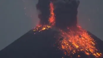 Shpërthimi i vullkanit në Indonezi paralizon fluturimet! 2.300 anulime, 270,000 pasagjerë të bllokuar (VIDEO)