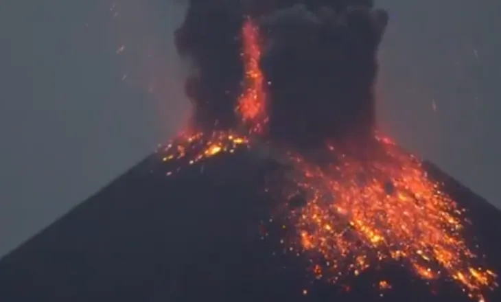 Shpërthimi i vullkanit në Indonezi paralizon fluturimet! 2.300 anulime, 270,000 pasagjerë të bllokuar (VIDEO)