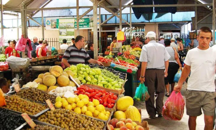 Shporta ushqimore bëhet luks/ Pensionistët: Me pensionet nuk mbushim dot qesen