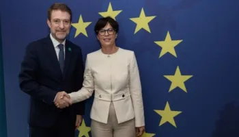“Shqipëria është gati”- Ministri Hoxha takohet me Komisioneren Kos në Dublin: Të vendosur për të ruajtur ritmin e negociatave të anëtarësimit në BE