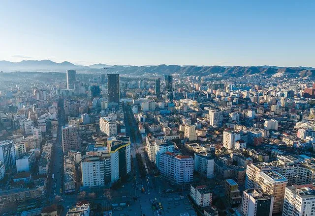 Shqipëria “fshat i madh”? Vetëm 6 bashki klasifikohen kryesisht si qytete