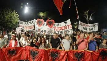“Shqipëria kërkon revolucion”/ Sot dita e 103-të e protestës, qytetarët të vendosur deri në largimin e qeverisë