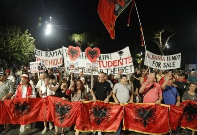 “Shqipëria kërkon revolucion”/ Sot dita e 103-të e protestës, qytetarët të vendosur deri në largimin e qeverisë