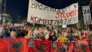 “Shqipëria kërkon revolucion”/ Sot dita e 116-të e protestës, qytetarët të vendosur deri në largimin e qeverisë: Rama, jep dorëheqjen!