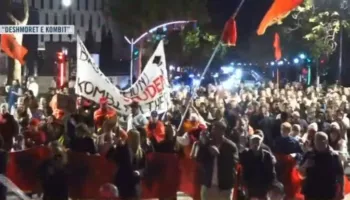 “Shqipëria po bën revolucion”/ Mbyllen fjalimet te Kryeministria, nis marshimi: Arrestoni Ramën!
