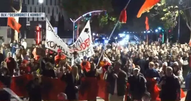 “Shqipëria po bën revolucion”/ Mbyllen fjalimet te Kryeministria, nis marshimi: Arrestoni Ramën!
