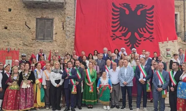 Shqiptarët bashkohen në Kalabri/ Nga trashëgimia arbëreshe te mesazhi “Liri për çlirimtarët”
